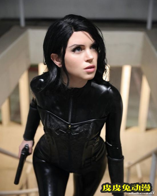 国外妹子COS女洛基 帅气“基妹”神还原