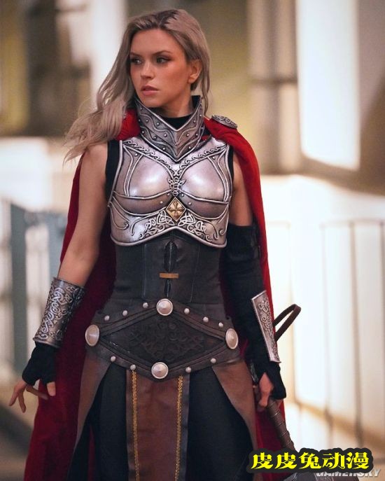 国外妹子COS女洛基 帅气“基妹”神还原