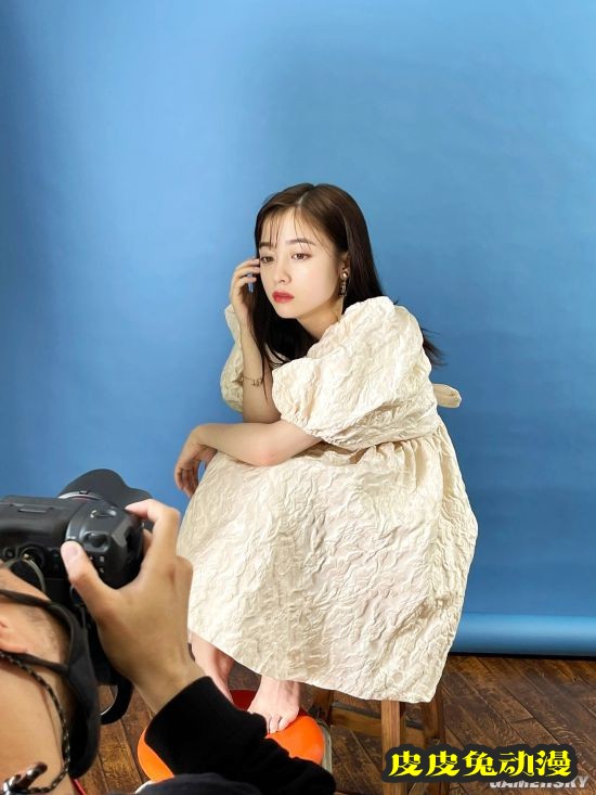 桥本环奈登杂志封面 天使般面孔治愈系笑容