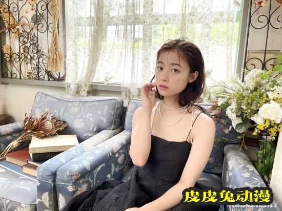 桥本环奈登杂志封面 天使般面孔治愈系笑容