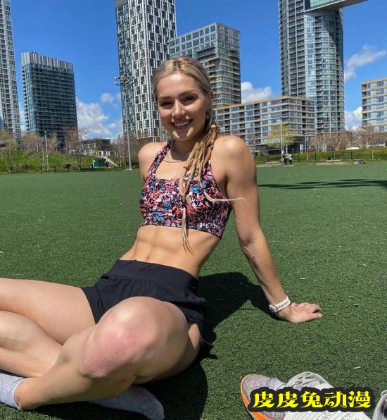 加拿大美女运动员走红 强悍体能腹肌吸睛