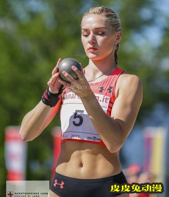 加拿大美女运动员走红 强悍体能腹肌吸睛