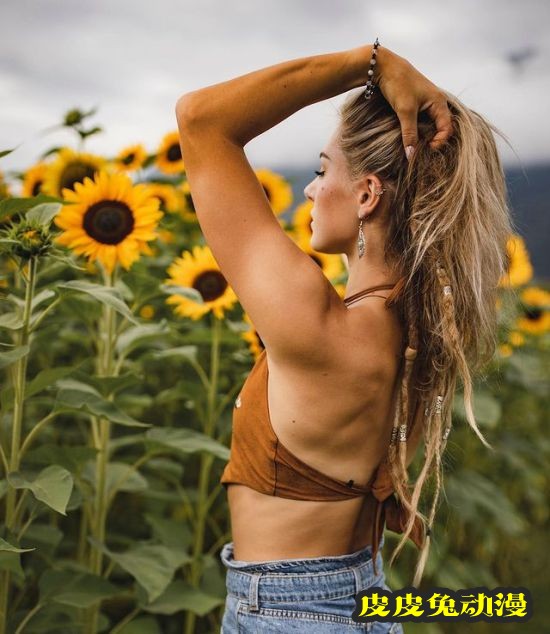 加拿大美女运动员走红 强悍体能腹肌吸睛