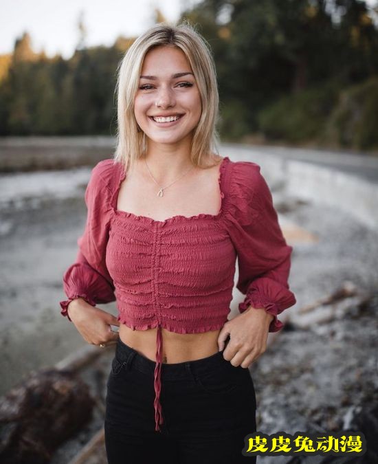 加拿大美女运动员走红 强悍体能腹肌吸睛