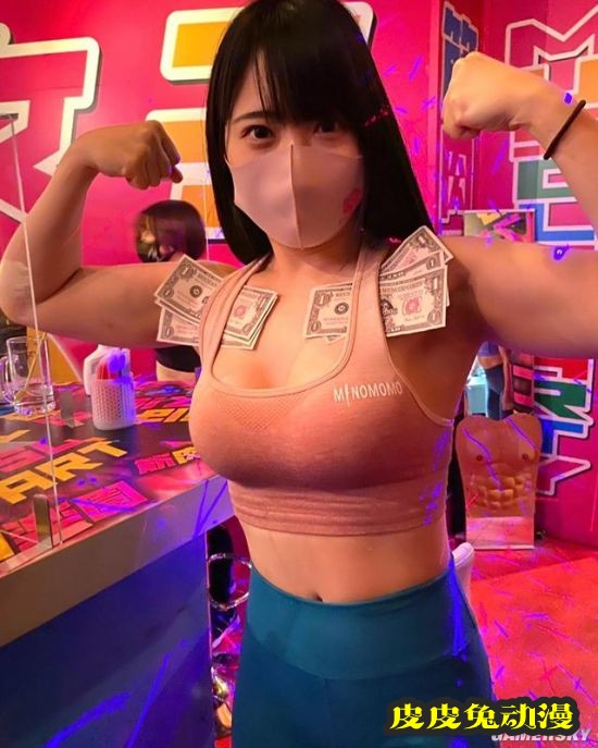 日本肌肉女孩酒吧走红 体验被女健身教练包围的感觉