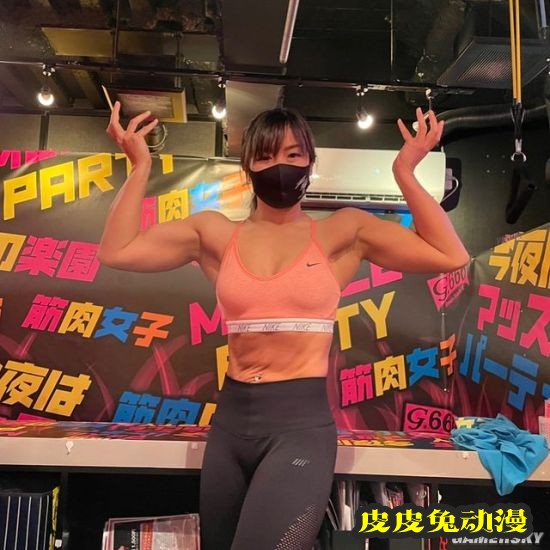 日本肌肉女孩酒吧走红 体验被女健身教练包围的感觉