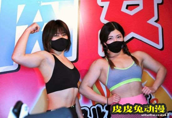 日本肌肉女孩酒吧走红 体验被女健身教练包围的感觉