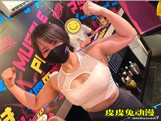 日本肌肉女孩酒吧走红 体验被女健身教练包围的感觉