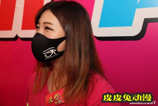 日本肌肉女孩酒吧走红 体验被女健身教练包围的感觉