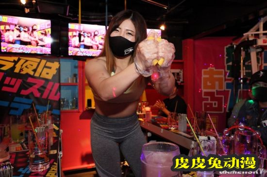 日本肌肉女孩酒吧走红 体验被女健身教练包围的感觉