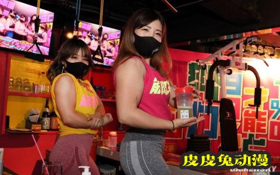 日本肌肉女孩酒吧走红 体验被女健身教练包围的感觉