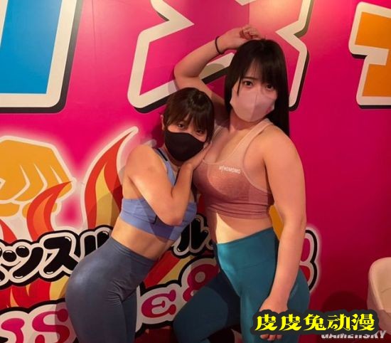 日本肌肉女孩酒吧走红 体验被女健身教练包围的感觉