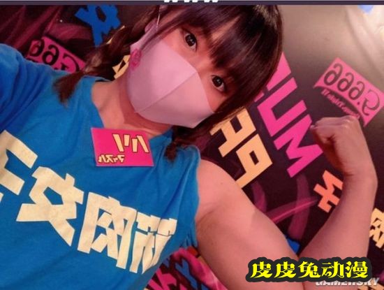日本肌肉女孩酒吧走红 体验被女健身教练包围的感觉