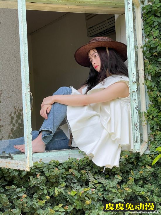 桥本环奈登杂志封面 天使般面孔治愈系笑容