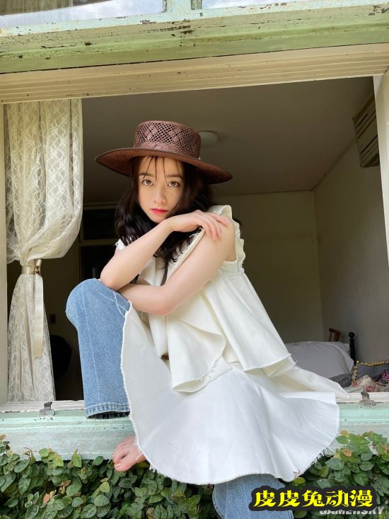 桥本环奈登杂志封面 天使般面孔治愈系笑容