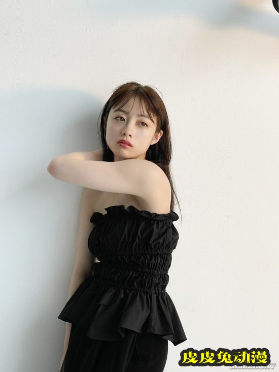 桥本环奈登杂志封面 天使般面孔治愈系笑容