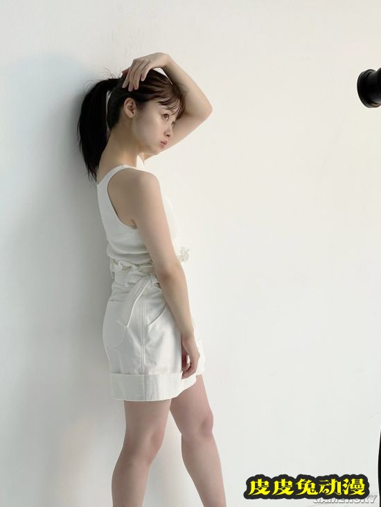 桥本环奈登杂志封面 天使般面孔治愈系笑容