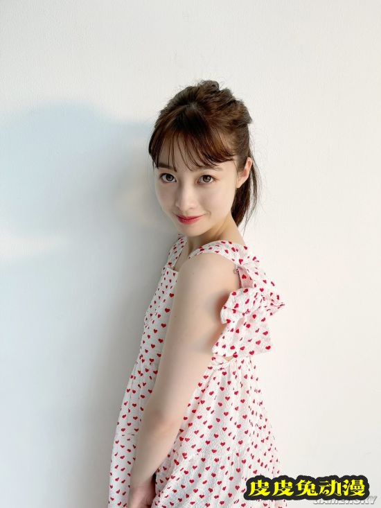 桥本环奈登杂志封面 天使般面孔治愈系笑容