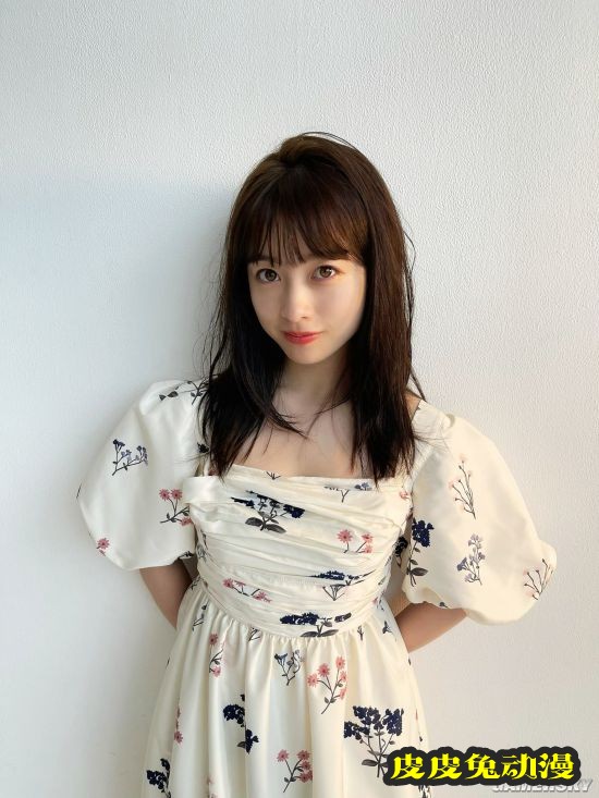 桥本环奈登杂志封面 天使般面孔治愈系笑容