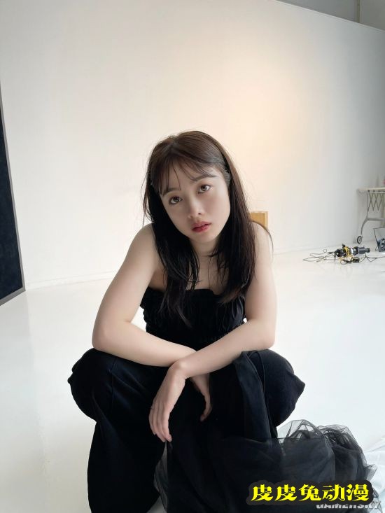 桥本环奈登杂志封面 天使般面孔治愈系笑容