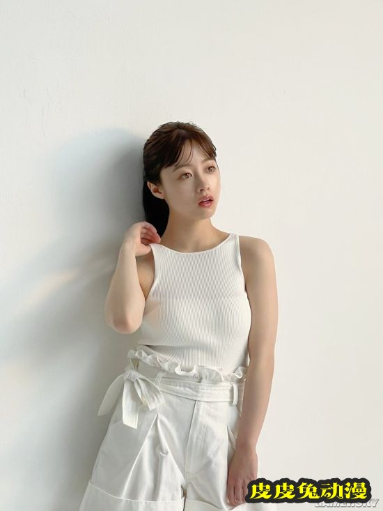 桥本环奈登杂志封面 天使般面孔治愈系笑容