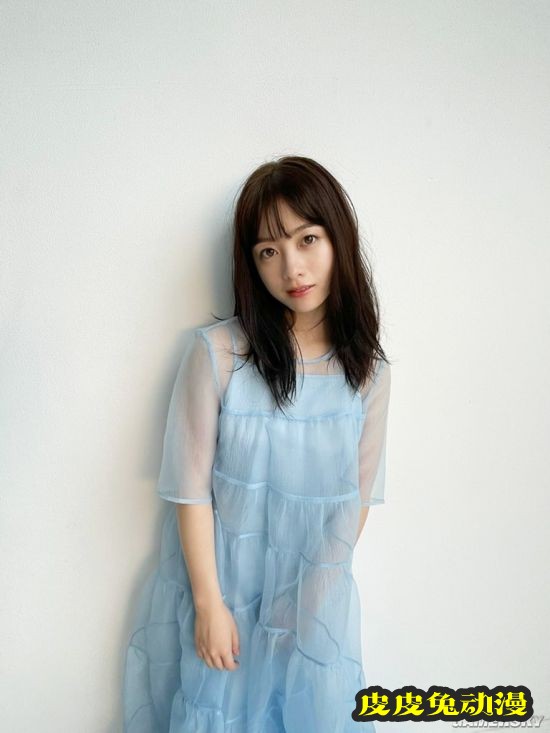 桥本环奈登杂志封面 天使般面孔治愈系笑容