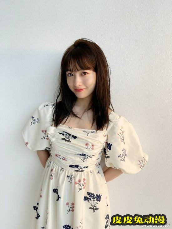 桥本环奈登杂志封面 天使般面孔治愈系笑容