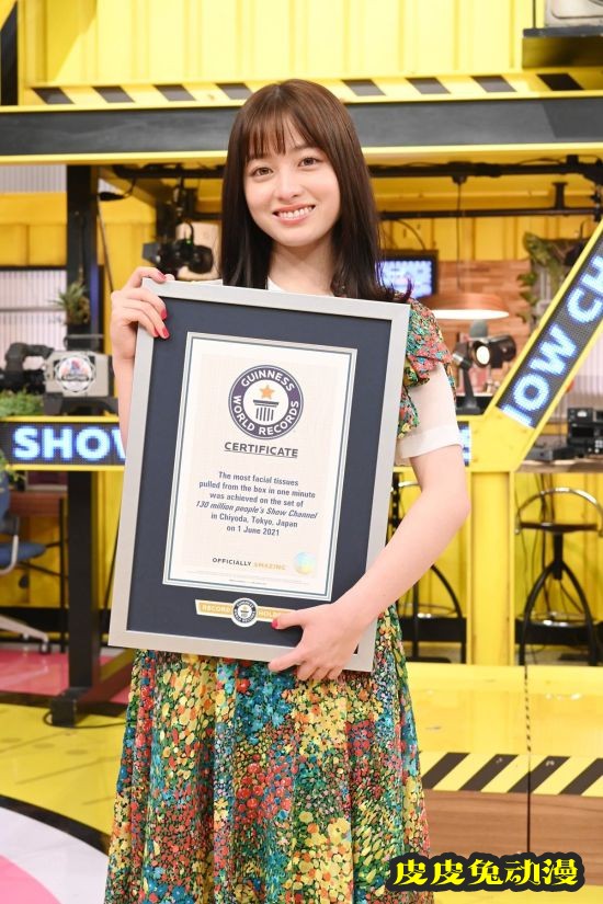 桥本环奈登杂志封面 天使般面孔治愈系笑容