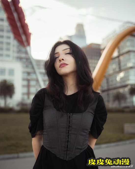 21岁射箭少女爆红 甜美笑容被称为“爱神丘比特”