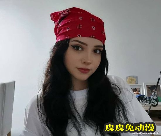 21岁射箭少女爆红 甜美笑容被称为“爱神丘比特”