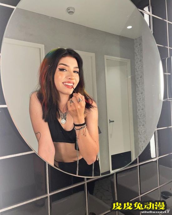 21岁射箭少女爆红 甜美笑容被称为“爱神丘比特”