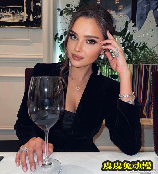 逆天美腿的一字马 俄罗斯体操运动员转行网红功力不减