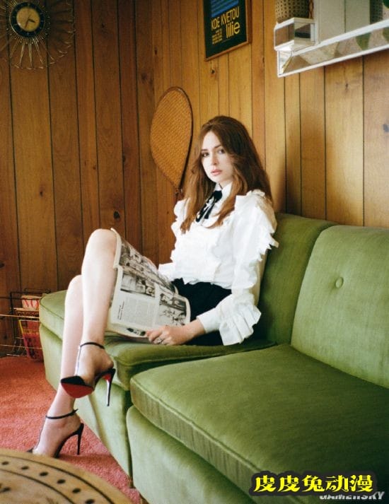 漫威“星云”演员发布杂志写真 红发美腿优雅性感