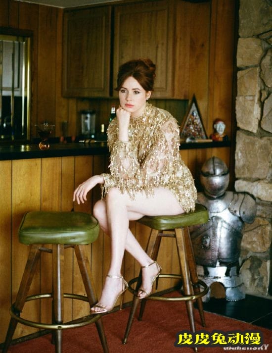 漫威“星云”演员发布杂志写真 红发美腿优雅性感