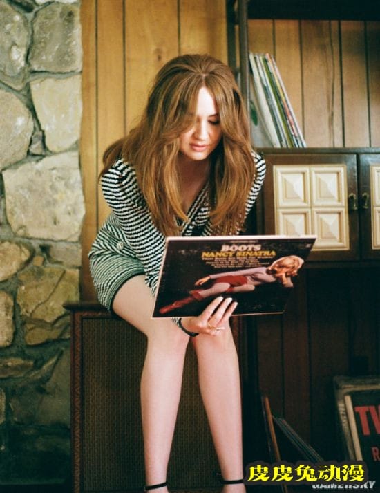 漫威“星云”演员发布杂志写真 红发美腿优雅性感