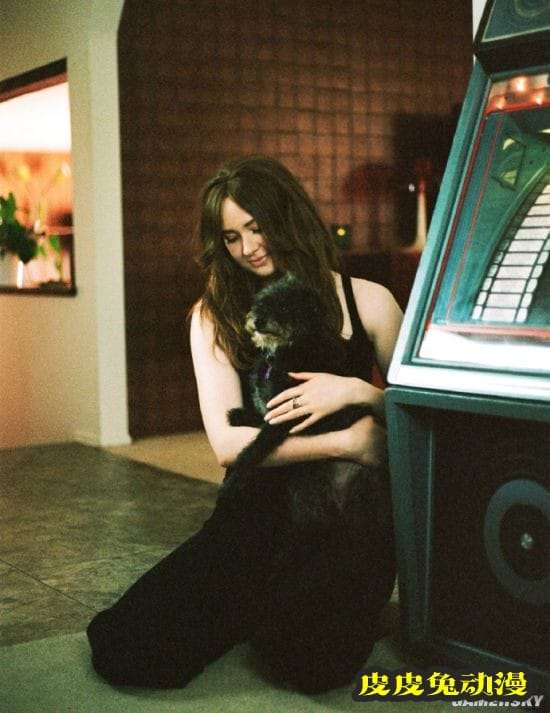 漫威“星云”演员发布杂志写真 红发美腿优雅性感