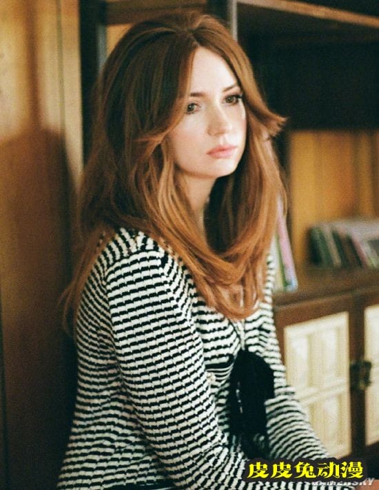 漫威“星云”演员发布杂志写真 红发美腿优雅性感