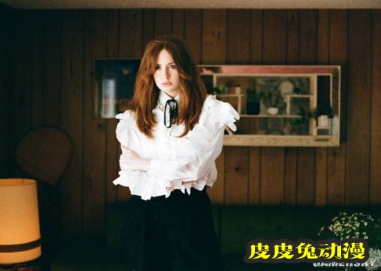 漫威“星云”演员发布杂志写真 红发美腿优雅性感