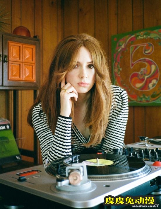 漫威“星云”演员发布杂志写真 红发美腿优雅性感