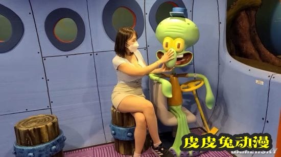 韩国正妹参观海绵宝宝展览 但网友似乎把重点搞错了