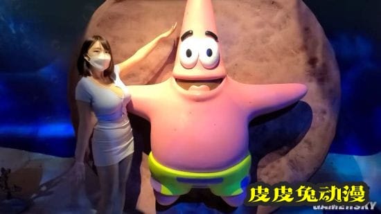 韩国正妹参观海绵宝宝展览 但网友似乎把重点搞错了