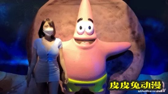 韩国正妹参观海绵宝宝展览 但网友似乎把重点搞错了