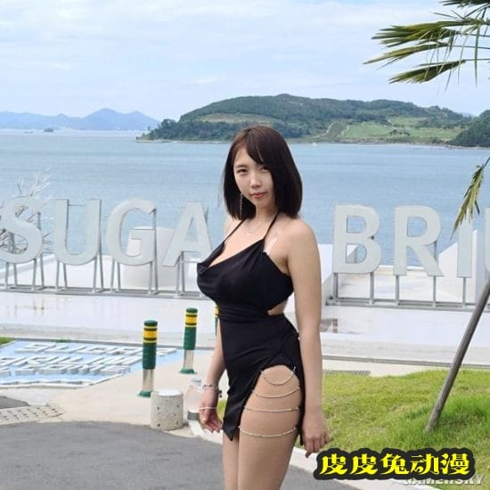 韩国正妹参观海绵宝宝展览 但网友似乎把重点搞错了