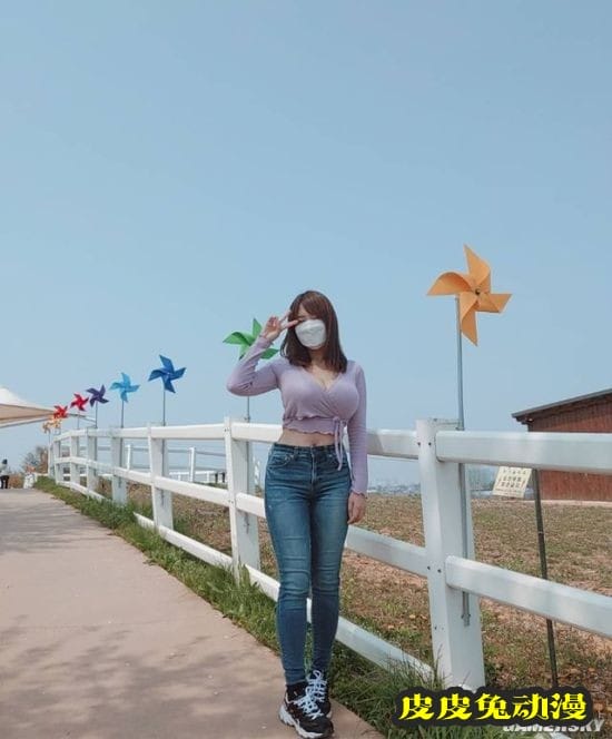 韩国正妹参观海绵宝宝展览 但网友似乎把重点搞错了