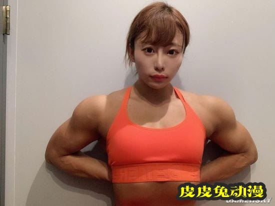 萌妹颜值+坚实肌肉 日本27岁健身美女走红