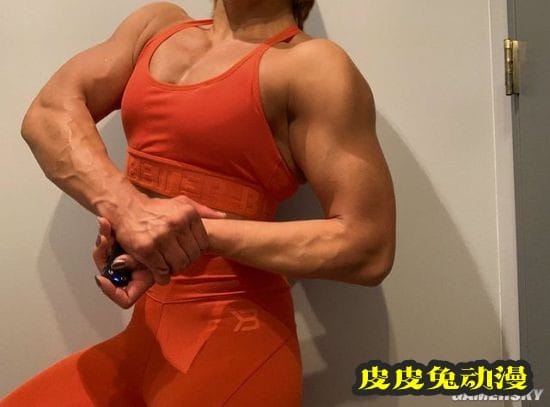 萌妹颜值+坚实肌肉 日本27岁健身美女走红