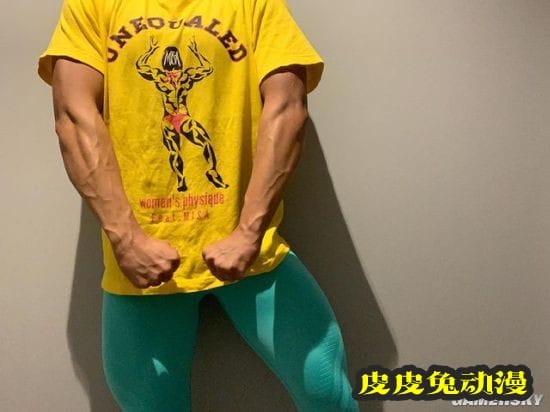 萌妹颜值+坚实肌肉 日本27岁健身美女走红