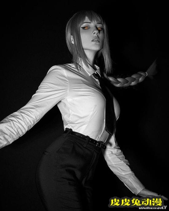 俄妹《电锯人》超还原COS,御姐级玛奇玛气质撩人