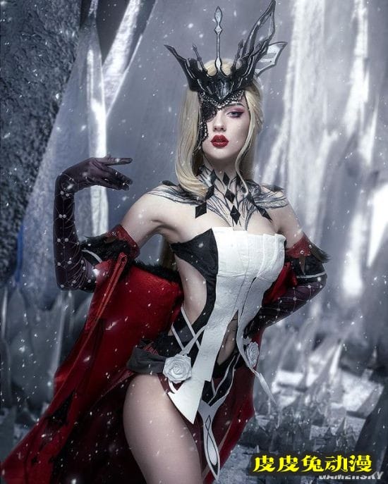 俄妹《电锯人》超还原COS,御姐级玛奇玛气质撩人