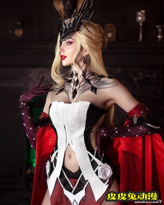 俄妹《电锯人》超还原COS,御姐级玛奇玛气质撩人